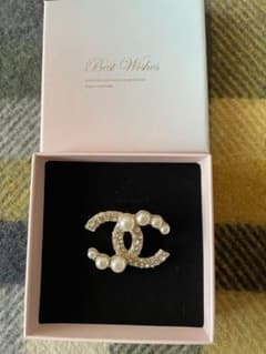 ダブルCロゴ CCロゴ ブローチ パール付き 約4.2cm*3.2cm - メルカリ