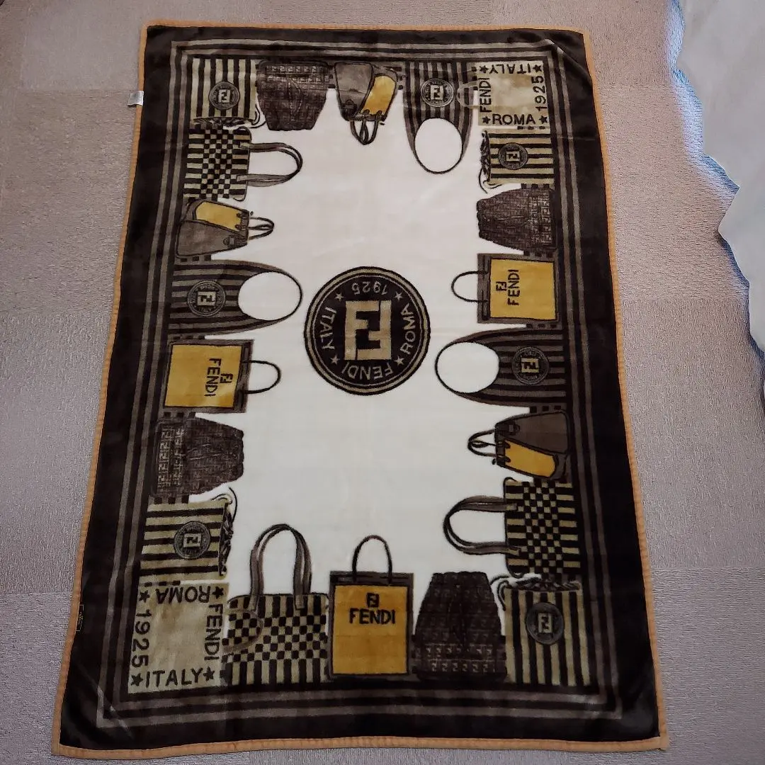 2026年最新】Fendi 毛布・ブランケットの人気アイテム - メルカリ