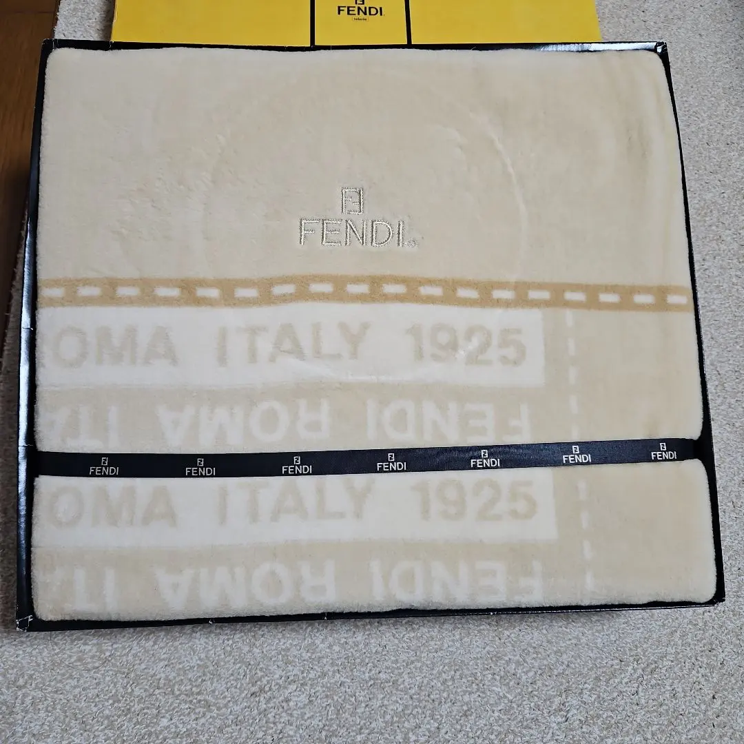 2026年最新】Fendi 毛布・ブランケットの人気アイテム - メルカリ
