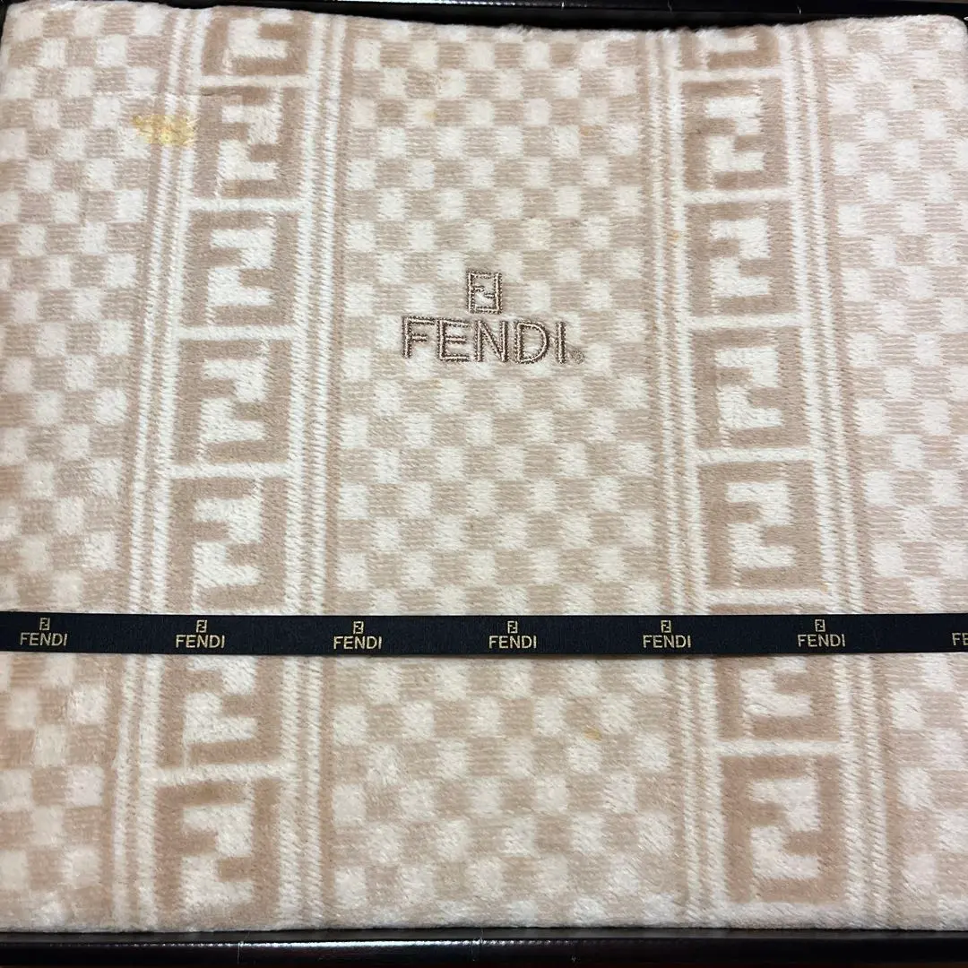 2026年最新】Fendi 毛布・ブランケットの人気アイテム - メルカリ