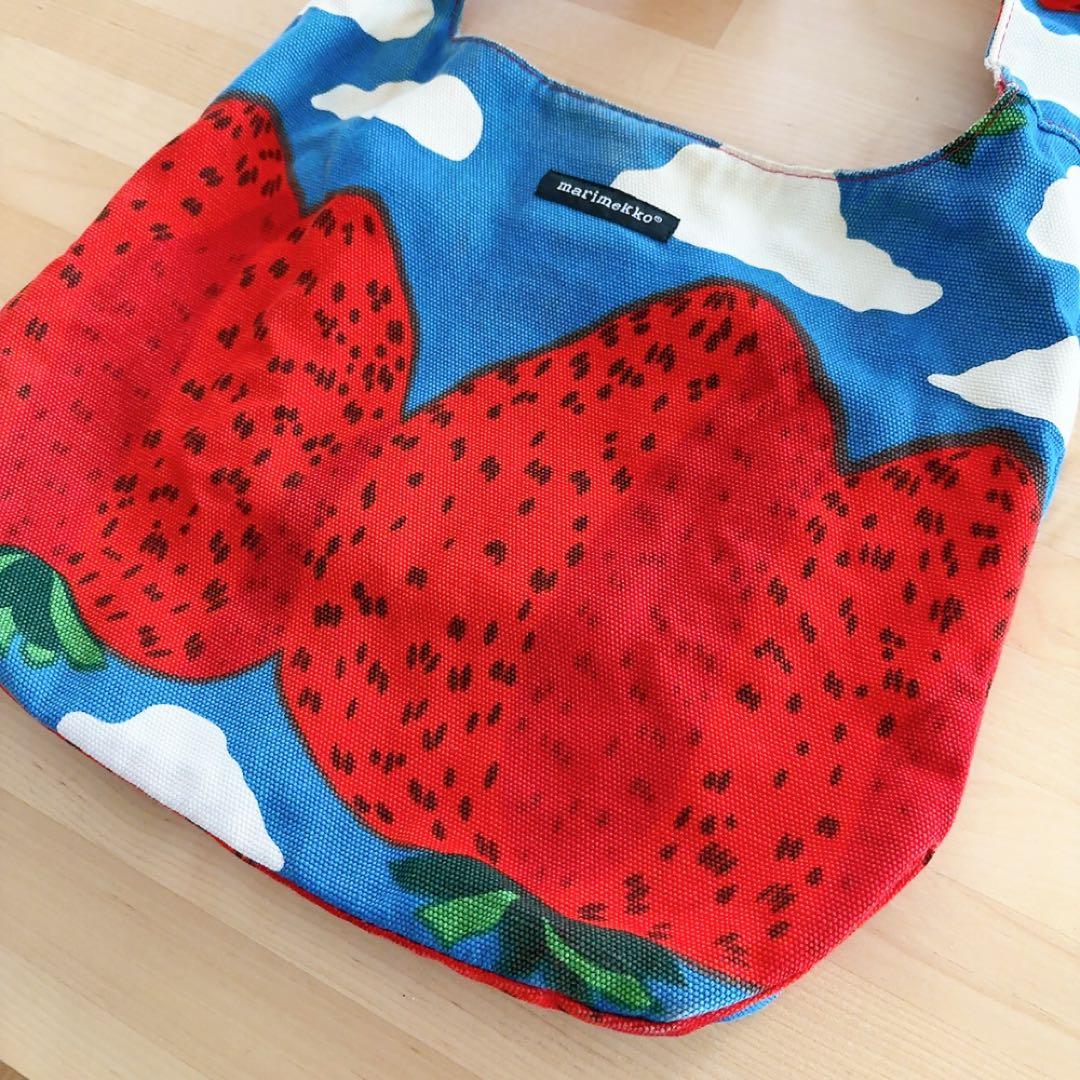 マリメッコ MANSIKKAVUORET イチゴの山 キャンバスショルダーbag