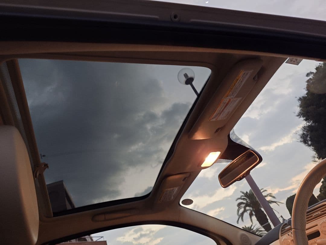 フィアット500 1.2 8v ラウンジ ガラスルーフ車検9年10月付最終値引