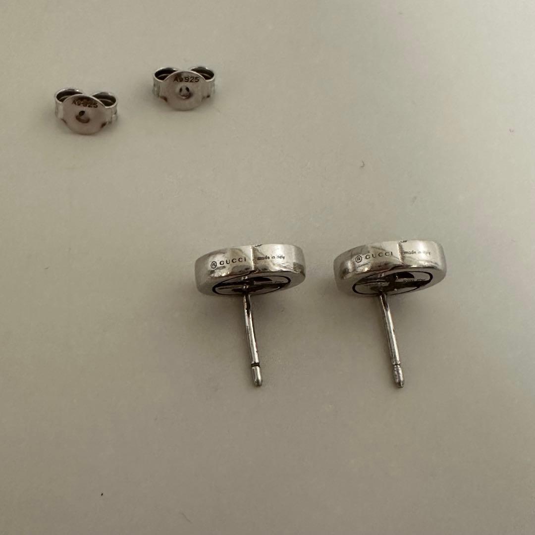 片方購入歓迎】GUCCI シルバー スタッドピアス ロゴ入り