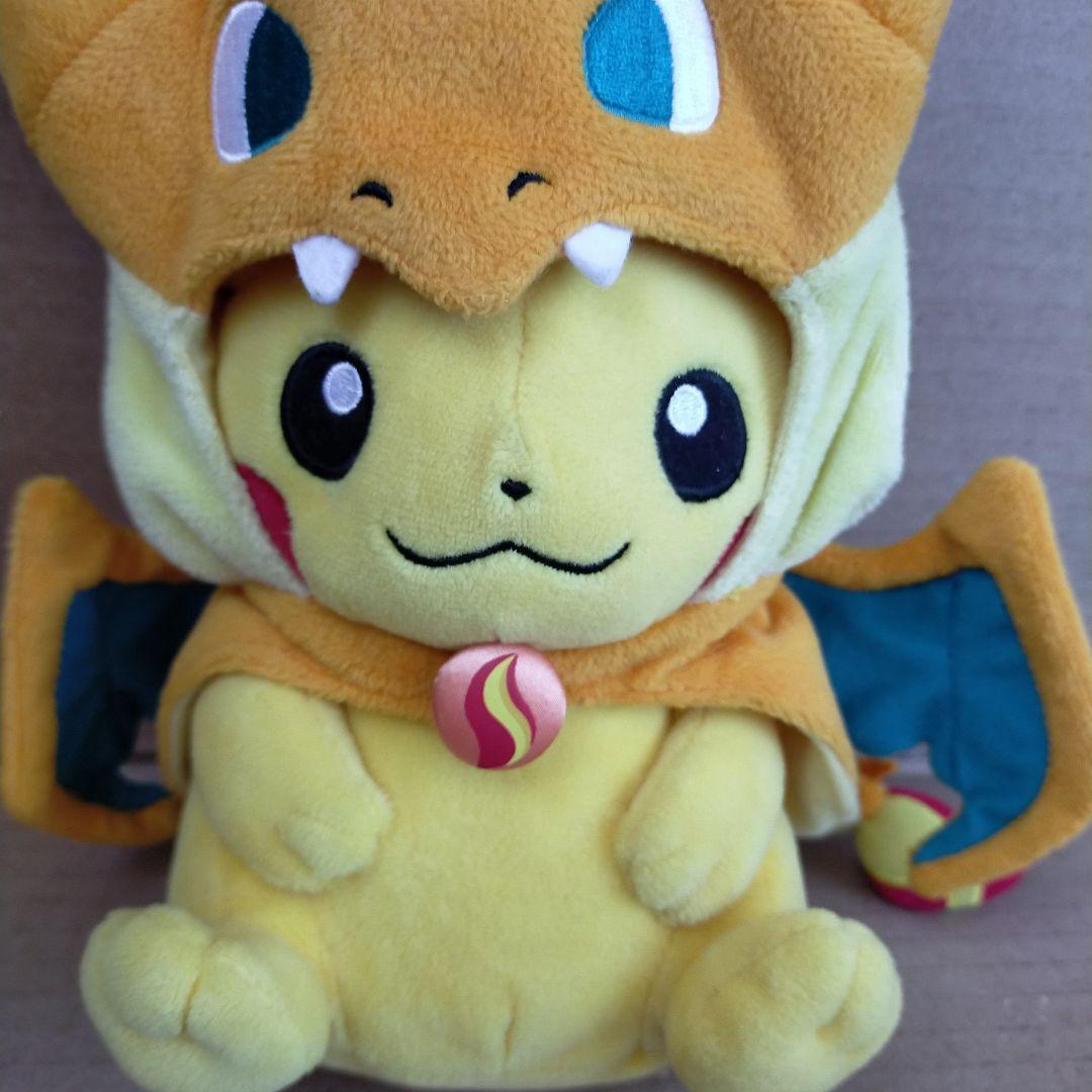 メガリザードンYのポンチョを着たピカチュウぬいぐるみ メガトウキョー