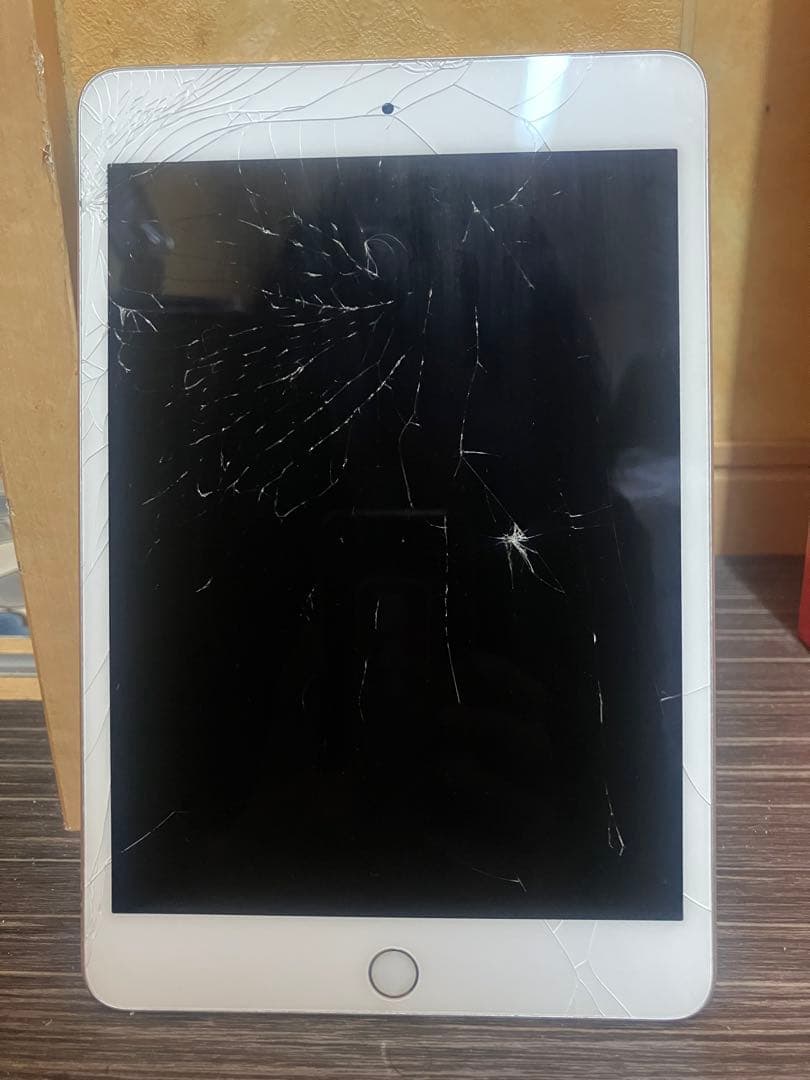 画面割れApple iPad mini(第5世代) シルバー 充電器付き - メルカリ