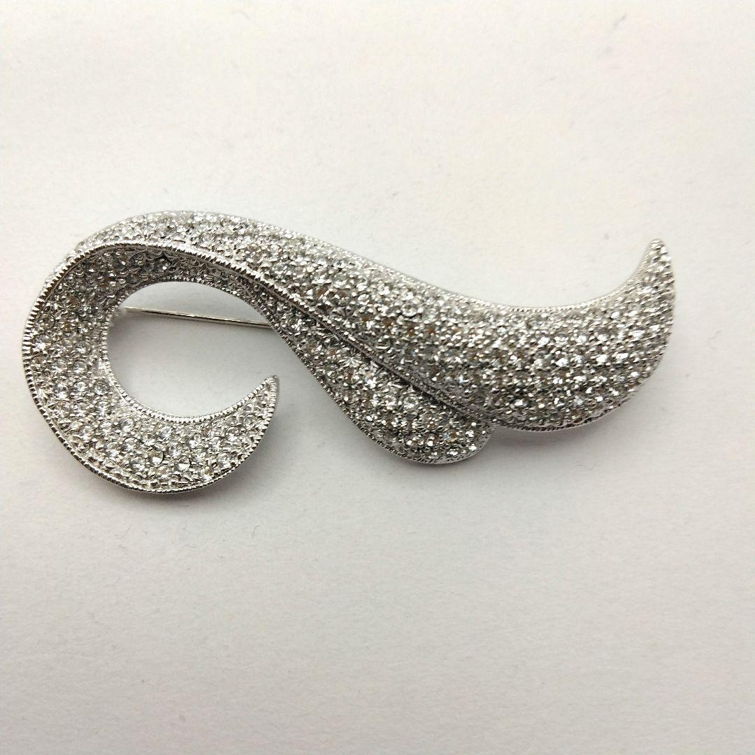 シルバー色クリスタル 曲線デザインブローチ ラインストーン - メルカリ