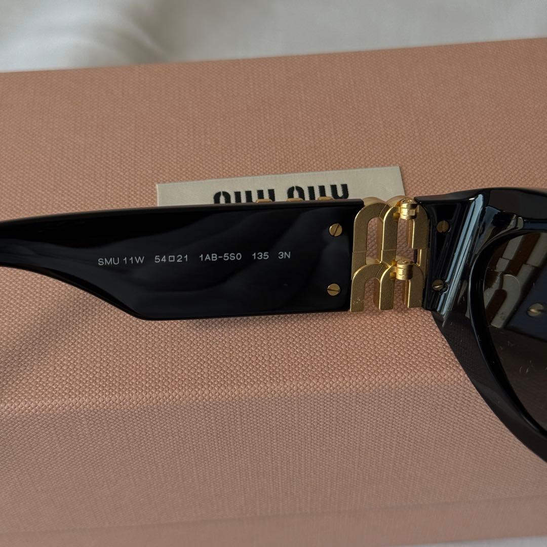 定価6.6万/登坂広臣】MIU MIU Glimpse サングラス ブラック - メルカリ