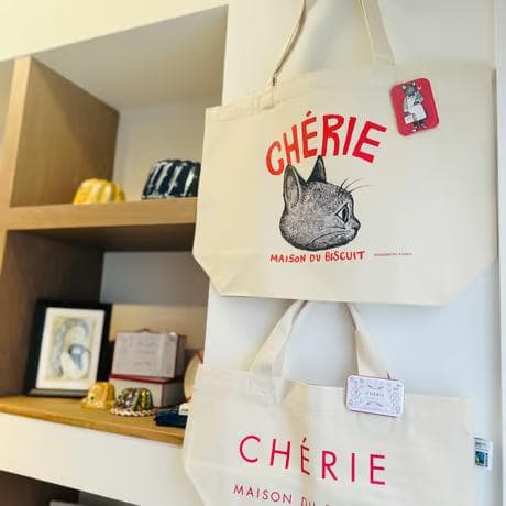 シェリーメゾンドビスキュイ ヒグチユウコ トートバッグ 缶バッチ付