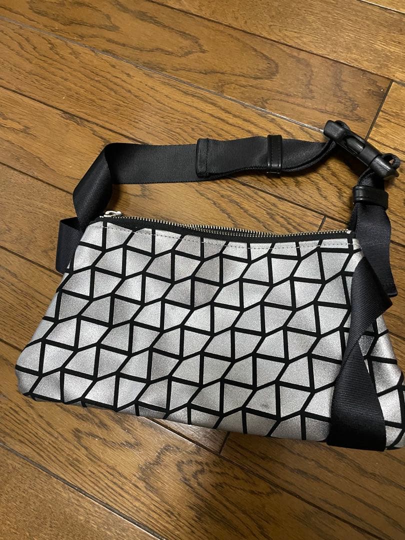 chi.wata ボディバッグ　黒&シルバー 一度のみ使用】chi.wata ボディバッグ ショルダーバッグ - メルカリ