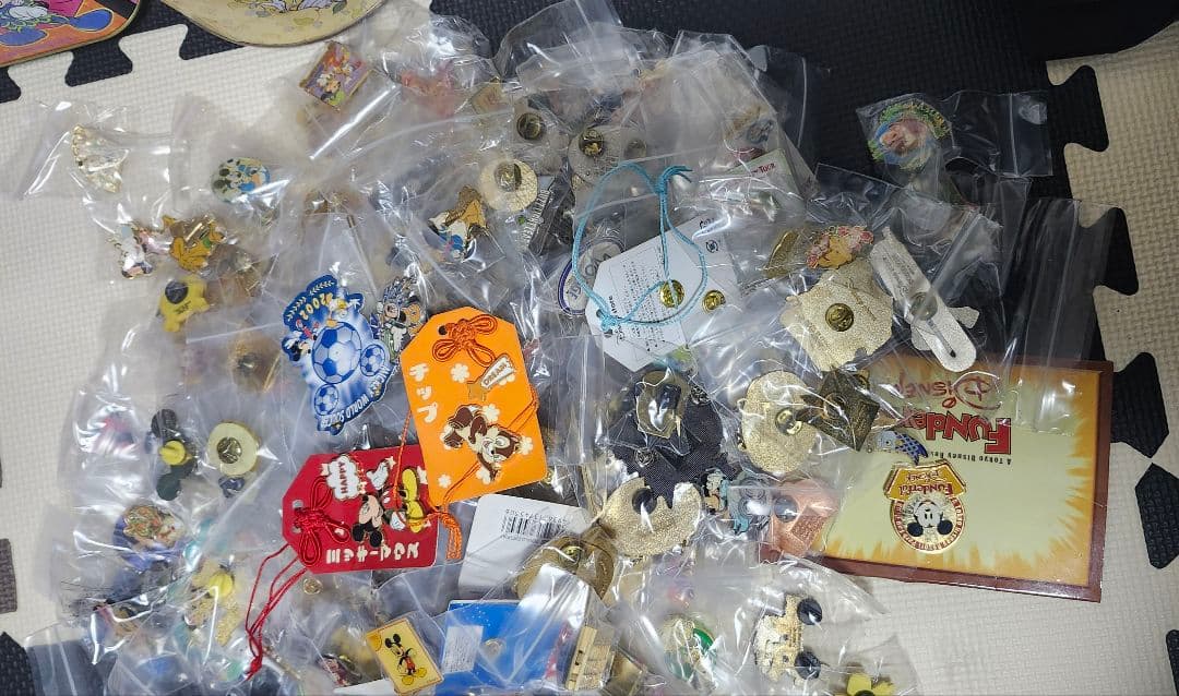 ディズニー　Disney ピンバッジ 200個以上 まとめ売り ディズニー Disney ピンバッジ 200個以上 まとめ売り ディズニー