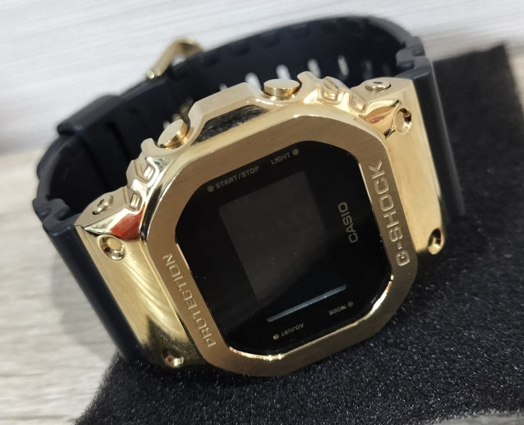 中古美品 G-SHOCK GM-5600G-9JF ゴールドメタル ラバー - メルカリ