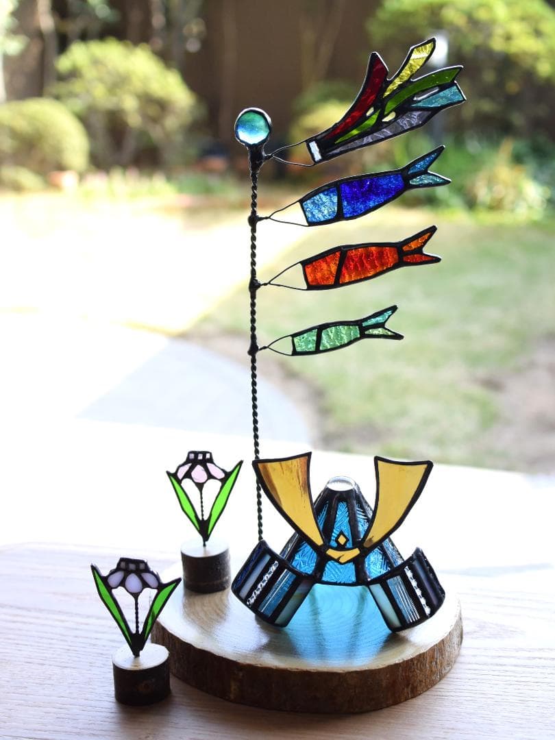 ステンドグラスの鯉のぼりと菖蒲とミニ兜(子供の日2点セット・KOI21) ステンドグラスの鯉のぼりと菖蒲とミニ兜(子供の日2点セット・KOI21