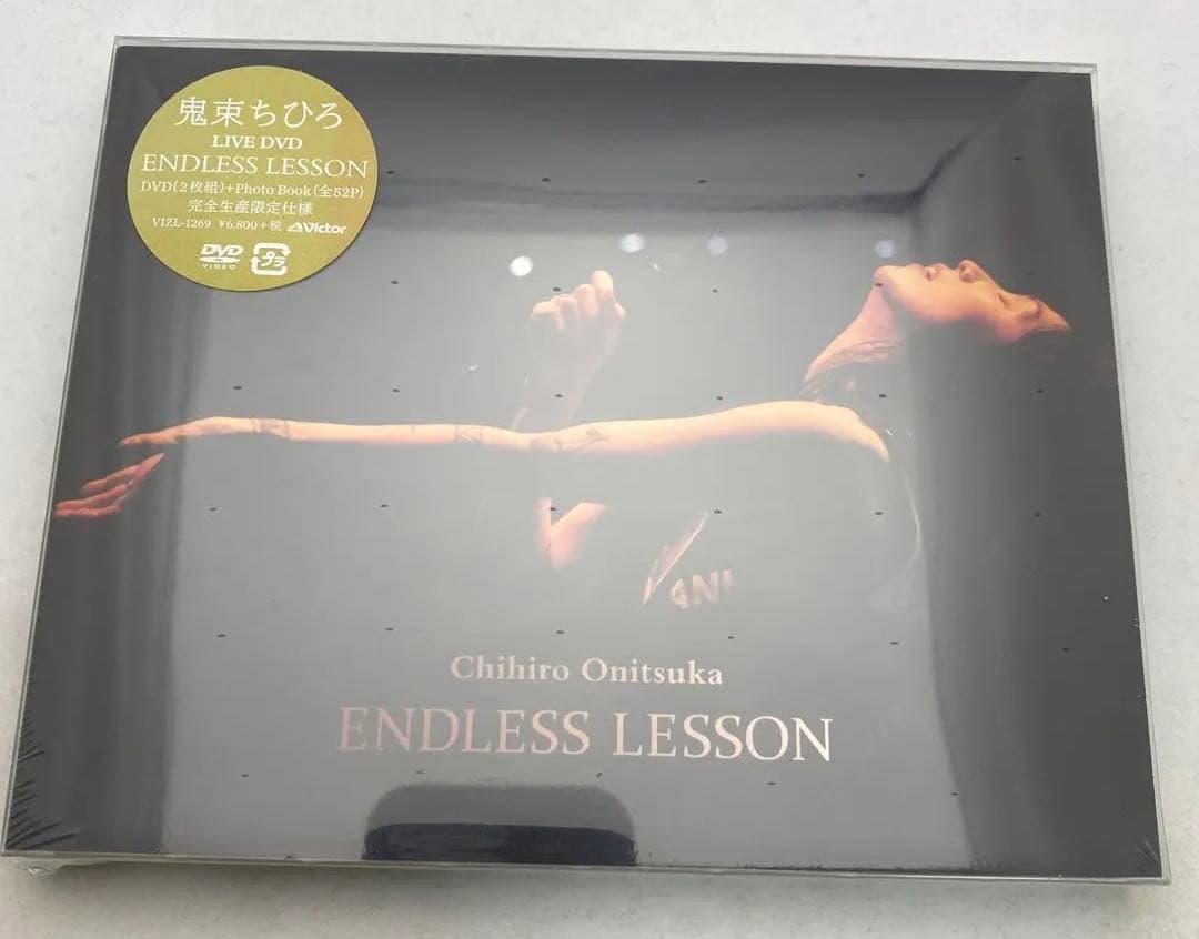 J1 鬼束ちひろ/ENDLESS LESSON〈2枚組〉 鬼束ちひろを4名のフォトグラファーが撮影。コンサート映像作品付属の