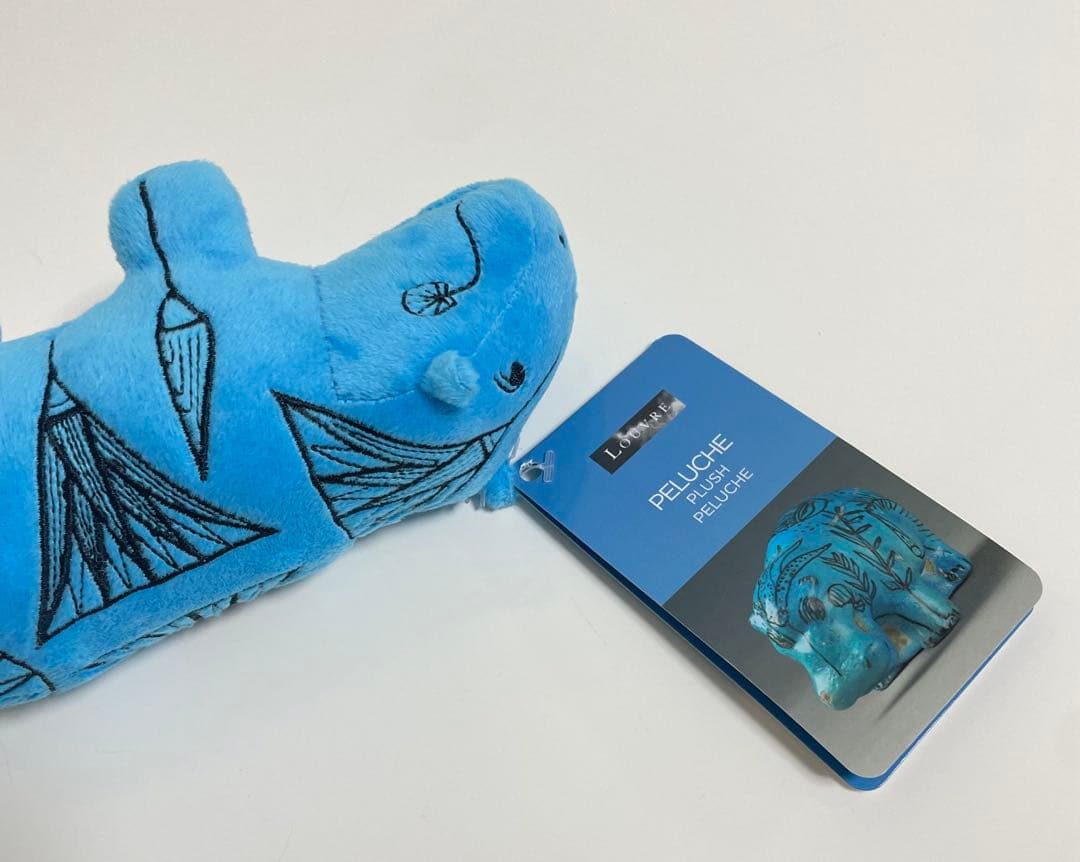 ルーブル美術館 青いカバ ぬいぐるみ (小サイズ) - メルカリ
