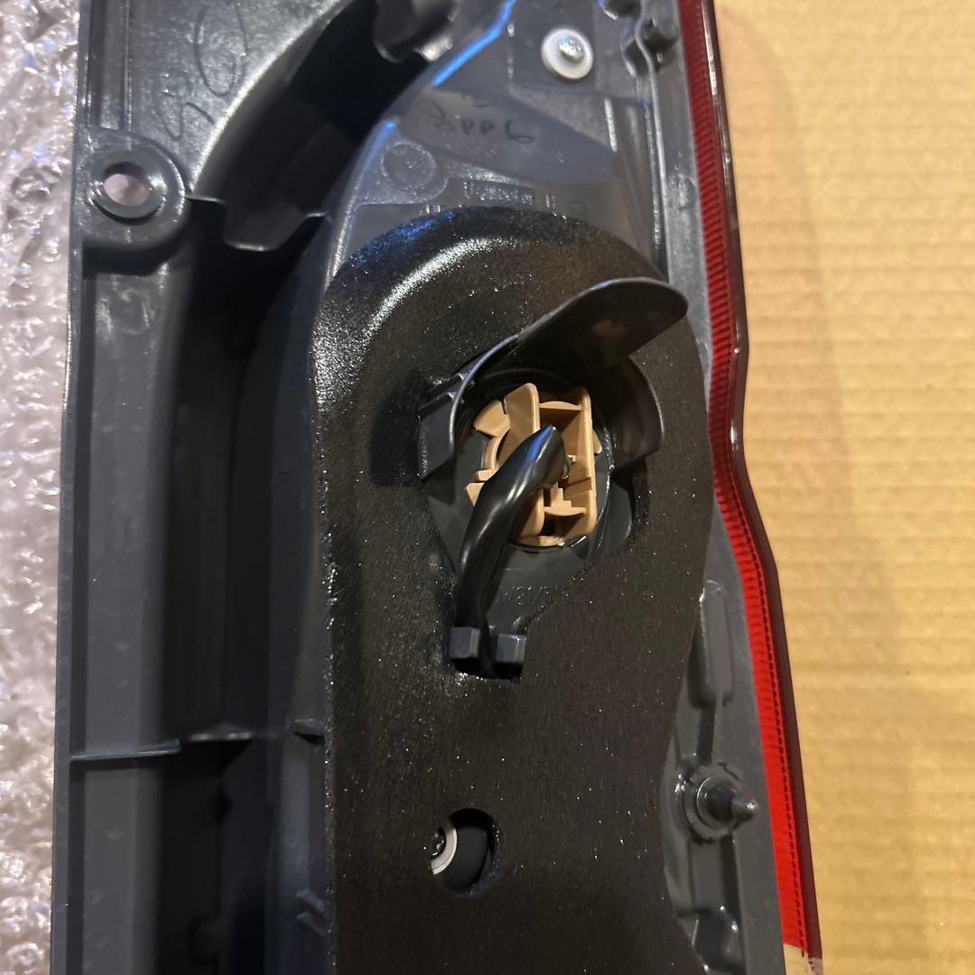 寒冷地仕様 ハイエースバン 純正テールランプ 7型新車外し - メルカリ