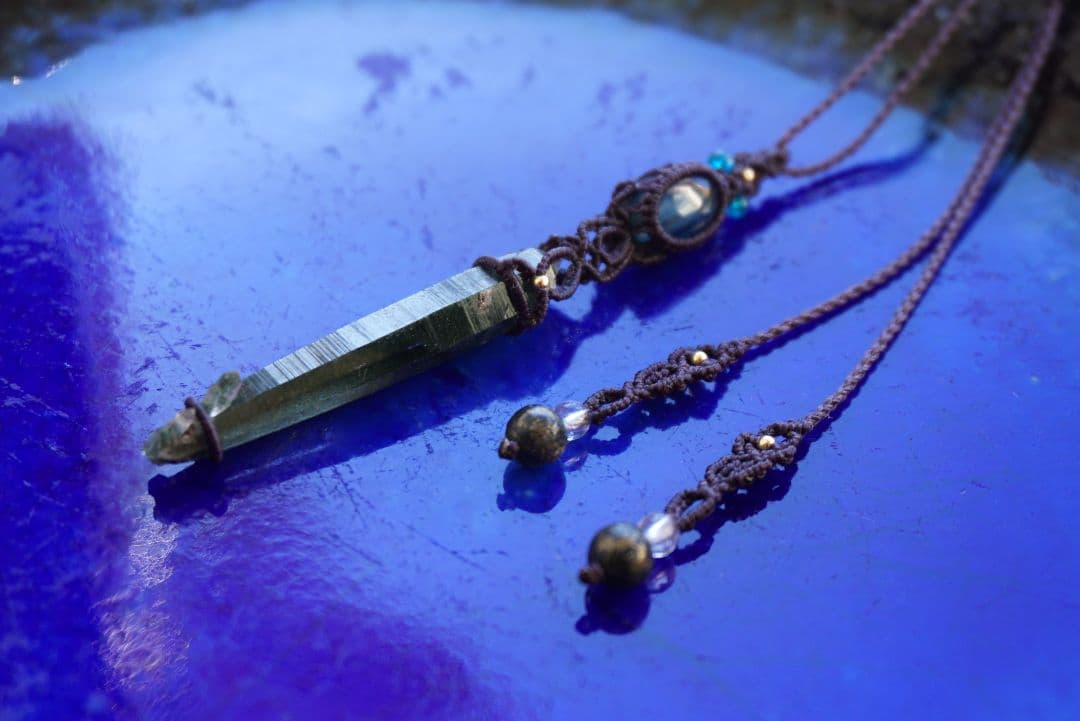 《P.》クリスタルポイント&カイヤナイト　マクラメネックレス