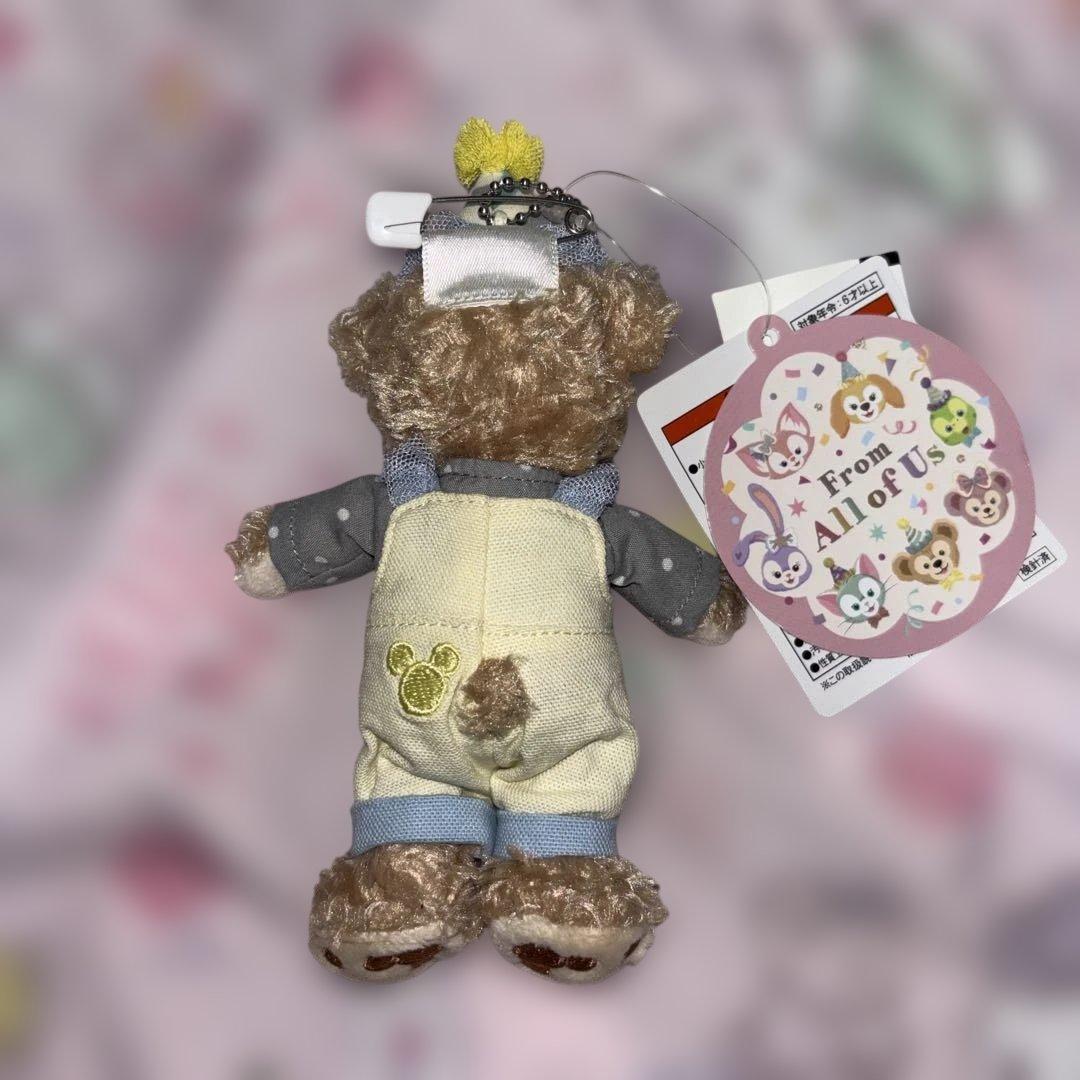 タグ付き フロムオールオブアス ダッフィー 40周年 ぬいぐるみバッジ