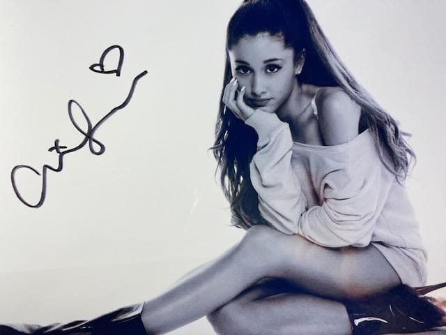 アリアナ・グランデ 直筆サイン入り写真 Bpw92 - メルカリ
