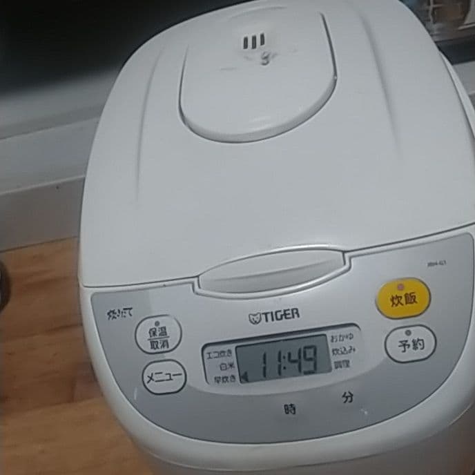 タイガー魔法瓶 JBG-B100(WU) Amazon | タイガー マイコン炊飯器 「炊きたて」 5.5合 アーバン