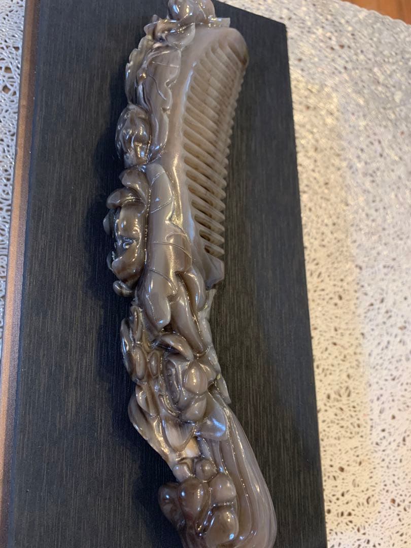 Y-148 高級 希少 極上品 天然白水牛角 手彫り 蓮と鯉 櫛 くし