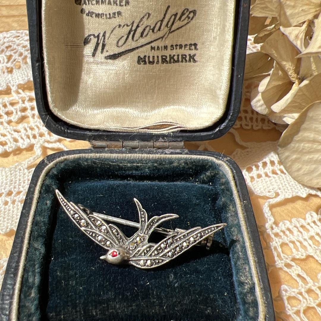 【アンティーク】ツバメブローチ マーカサイト ヴィンテージ マーカサイトのように美しい ツバメのブローチ | iichi