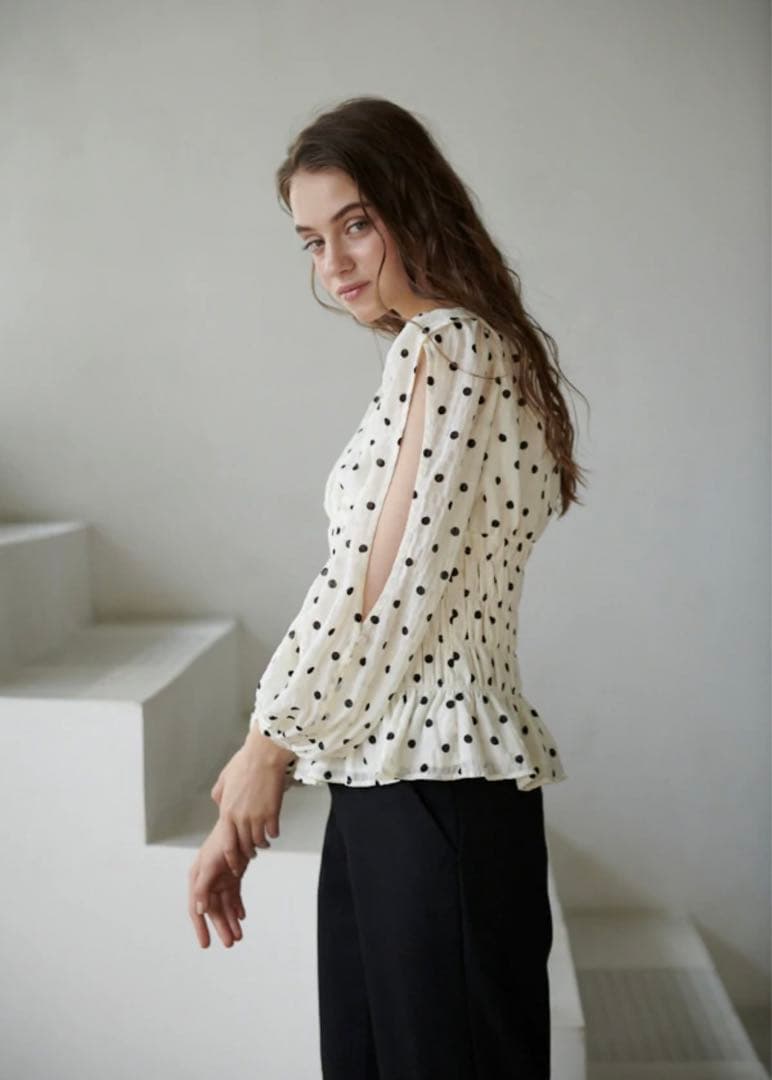 新品未使用Estella.K LuanaBlouse VネックシャーリングBL - メルカリ