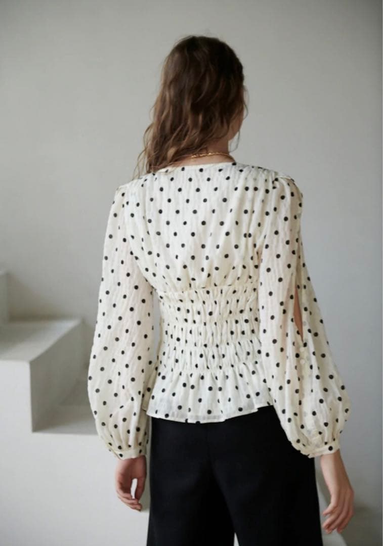 新品未使用Estella.K LuanaBlouse VネックシャーリングBL - メルカリ