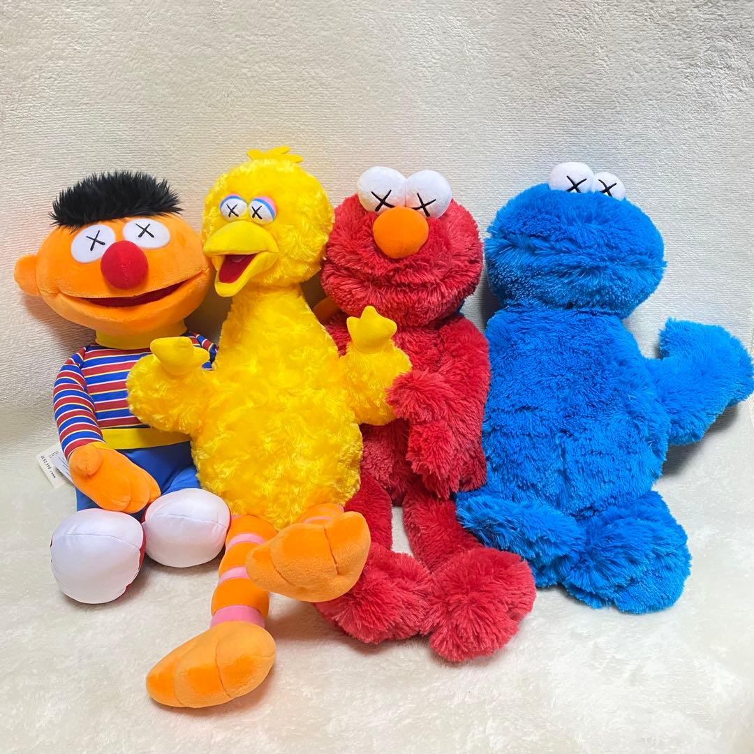 タグ付き】ユニクロ KAWS セサミストリート ぬいぐるみ カウズ - メルカリ