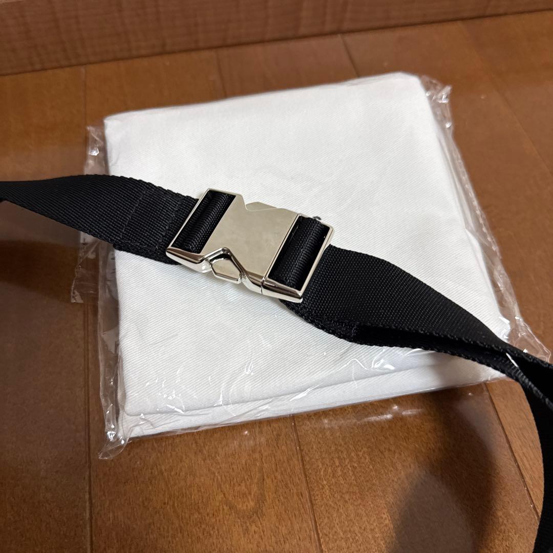 VASIC ホワイト ハーフムーン ショルダーバッグ - メルカリ