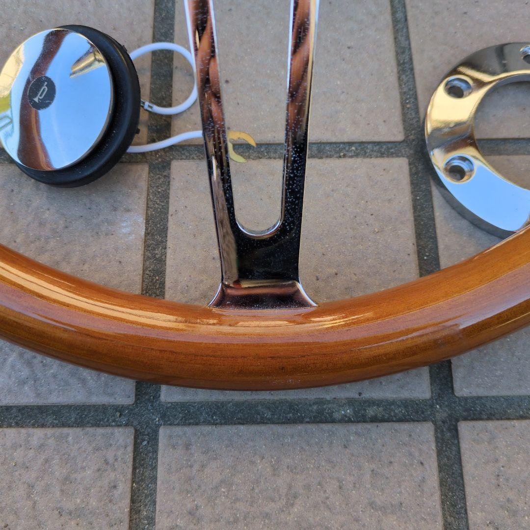 ウッドとクロームの3スポークステアリングホイール