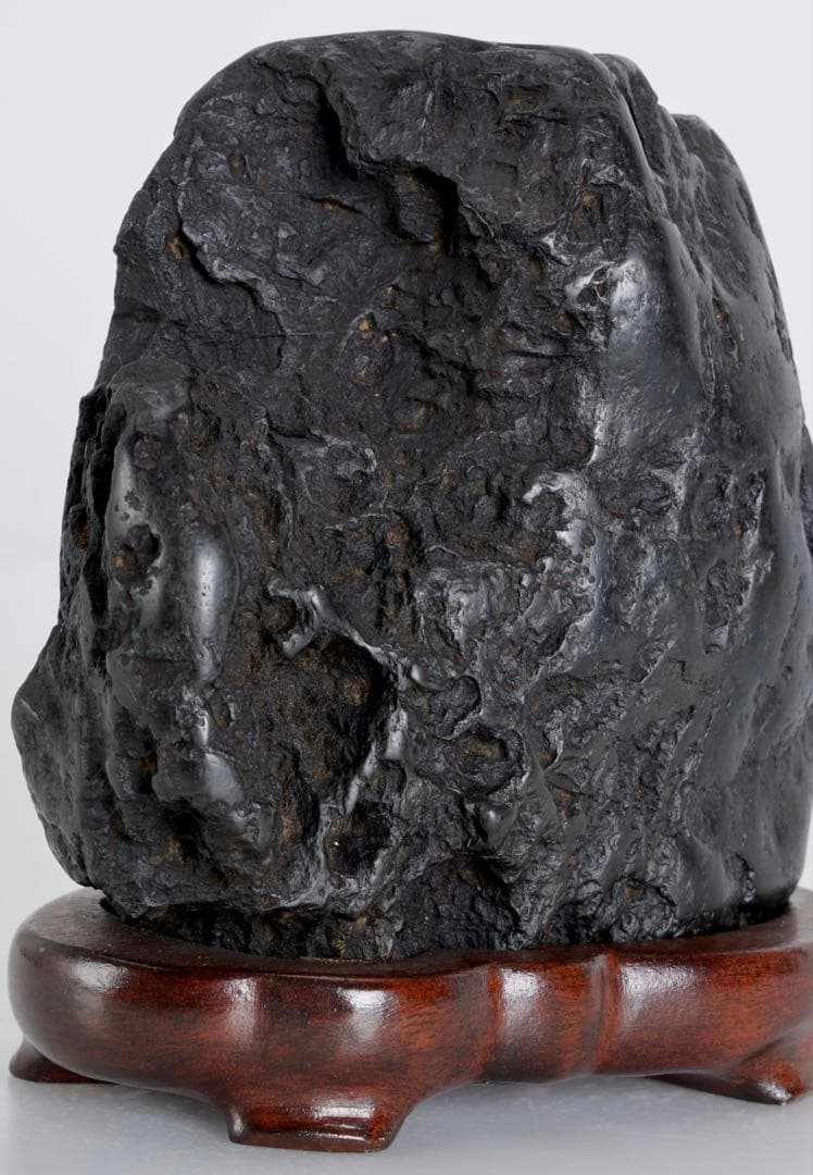 姫川産 黒石 銘石 鑑賞石 1.3kg 台座付 水石 自然石 原石 盆石 景石