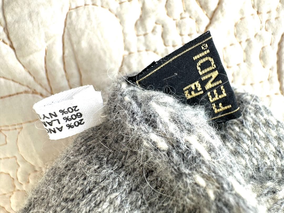 未使用FENDIフェンディロゴ手袋☆白グレーグローブズッカ柄FFアンゴラ