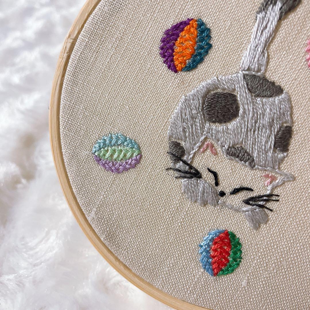 ハンドメイド 刺繍フレーム 猫 まり - メルカリ