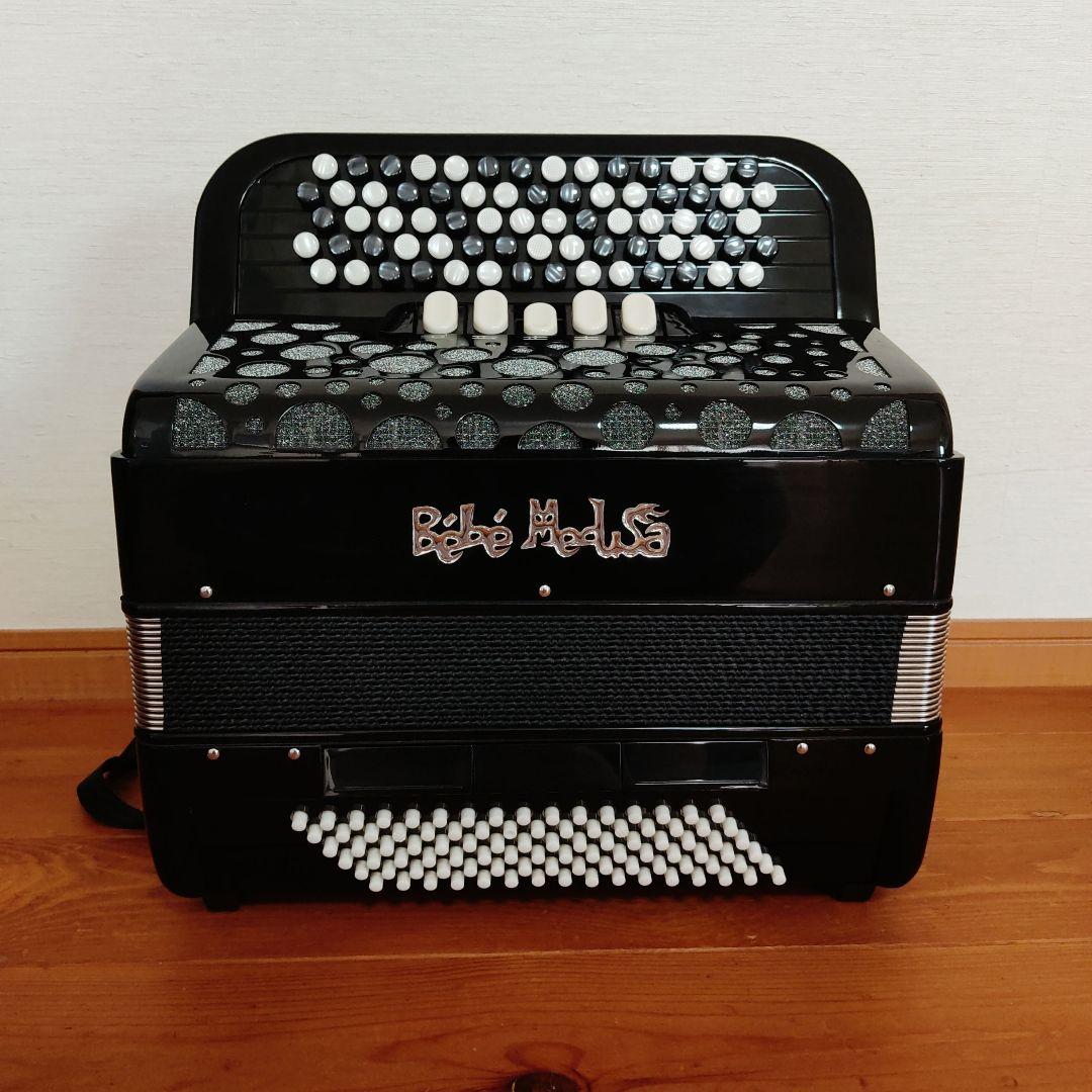 楽器 ボタンアコーディオン Bébé Medusa(べべメデューサ) 中型 黒色