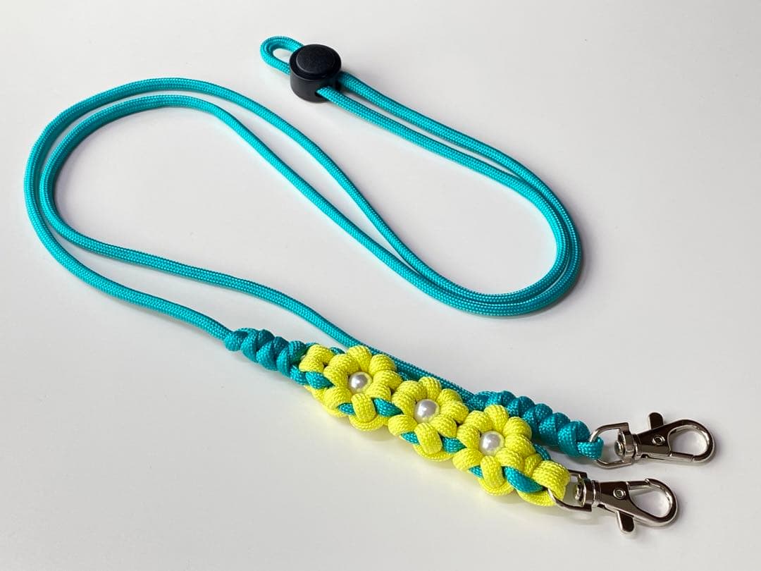 【ハンドメイド】パラコード・スマホ用お花柄ショルダーストラップ ショートお花ハンドストラップ ハンドストラップ お花ストラップ パラ