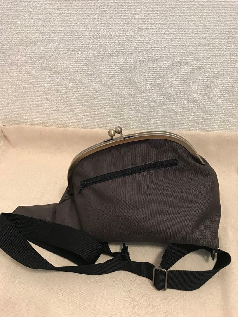 日曜限定値下げ AYANOKOJI がま口 ボディバッグ カーキ - メルカリ