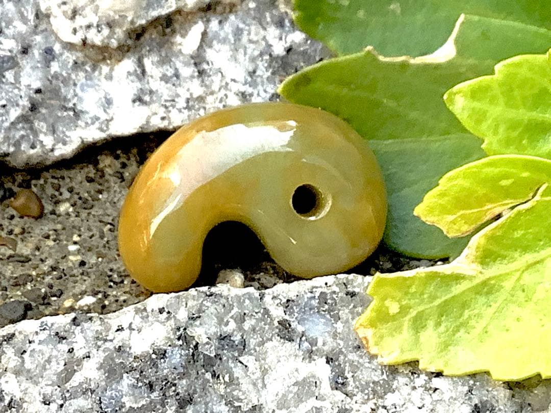 ⭕️超極上レア物✳一番数少ない幸運の黄色‼️ 幻の糸魚川翡翠勾玉