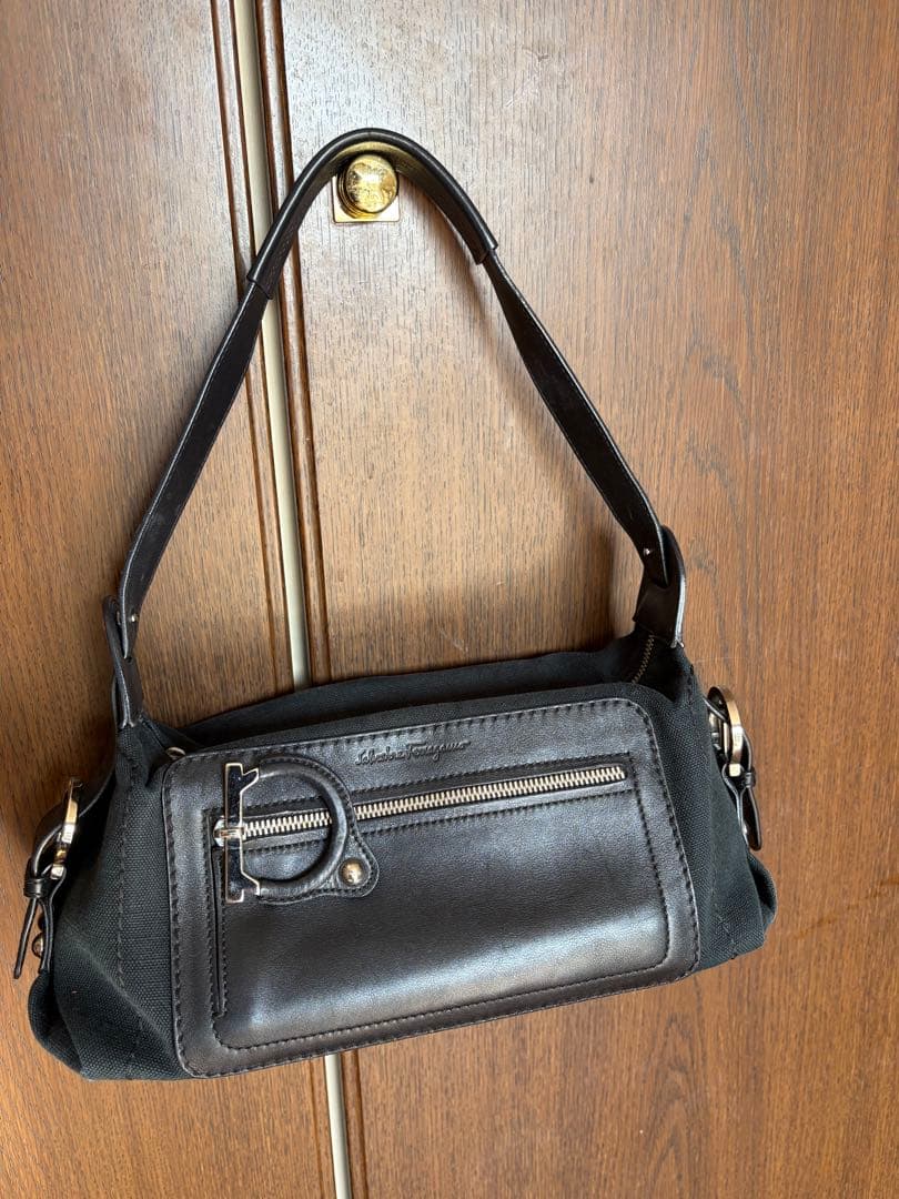 Salvatore Ferragamo ブラックハンドバッグ FERRAGAMO（フェラガモ） Salvatore Ferragamo バッグ ハンドバッグ