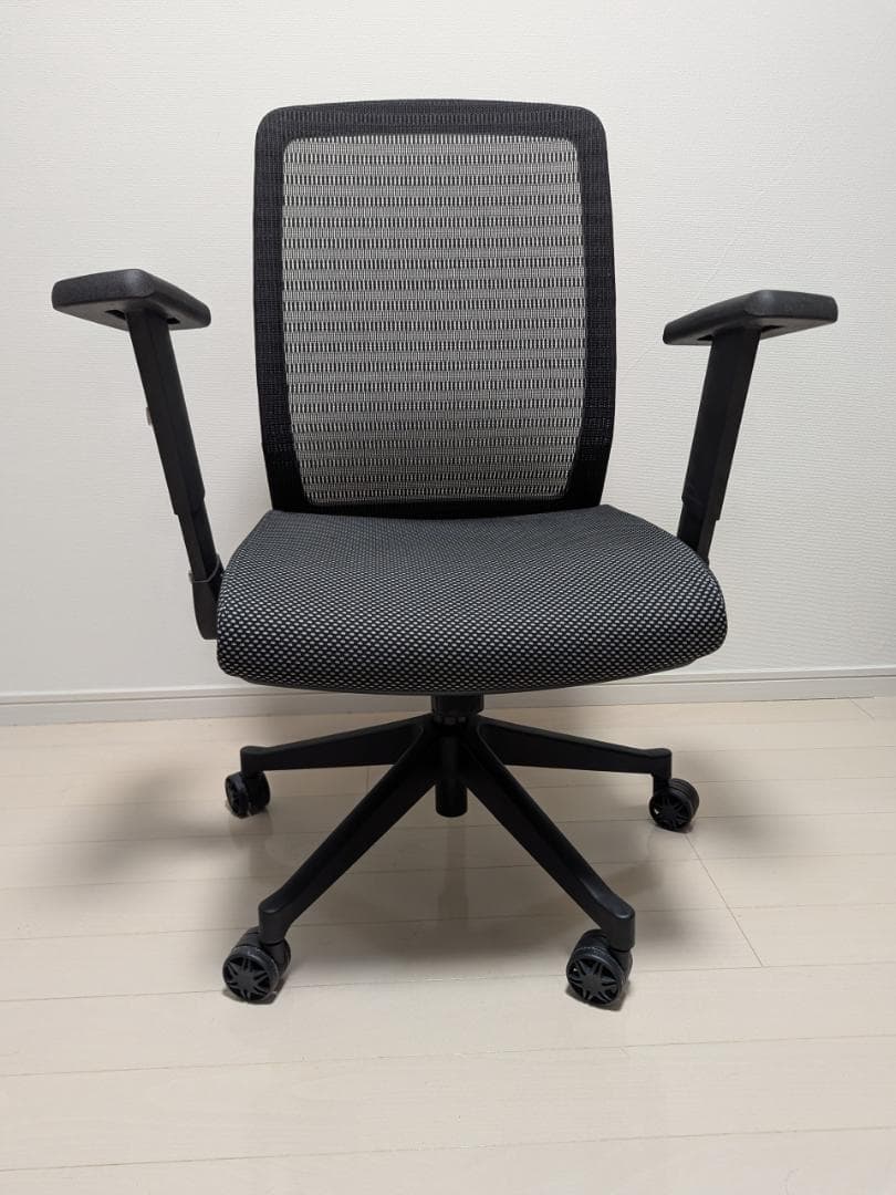 ブラックメッシュデスクチェア　KOIZIMI JG4-301 BK Amazon.co.jp: KOIZUMI(コイズミ) エルゴノミックチェア ブラック JG4