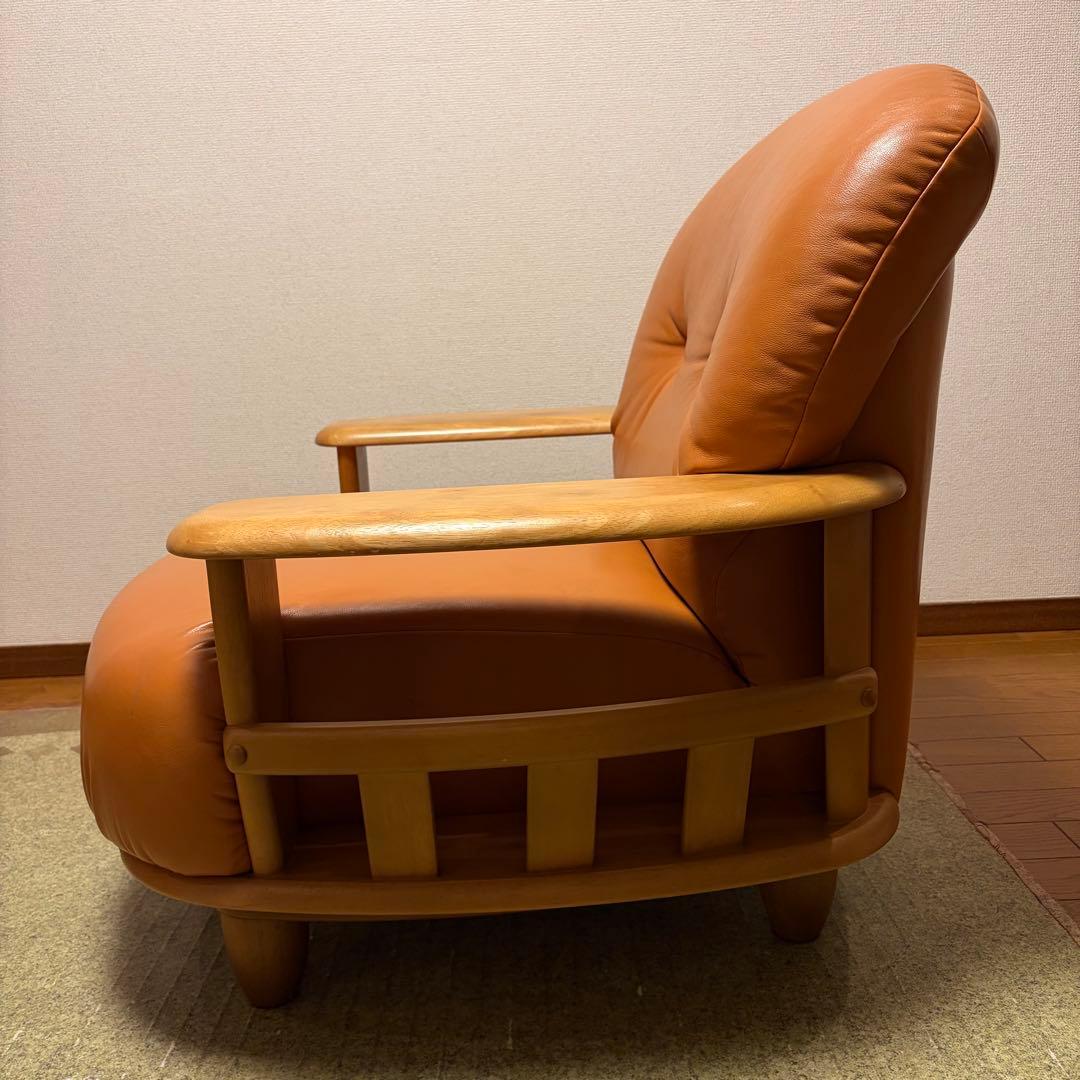 カリモク 回転式アームチェア ソファ 1人掛け ラック付き たのめる便