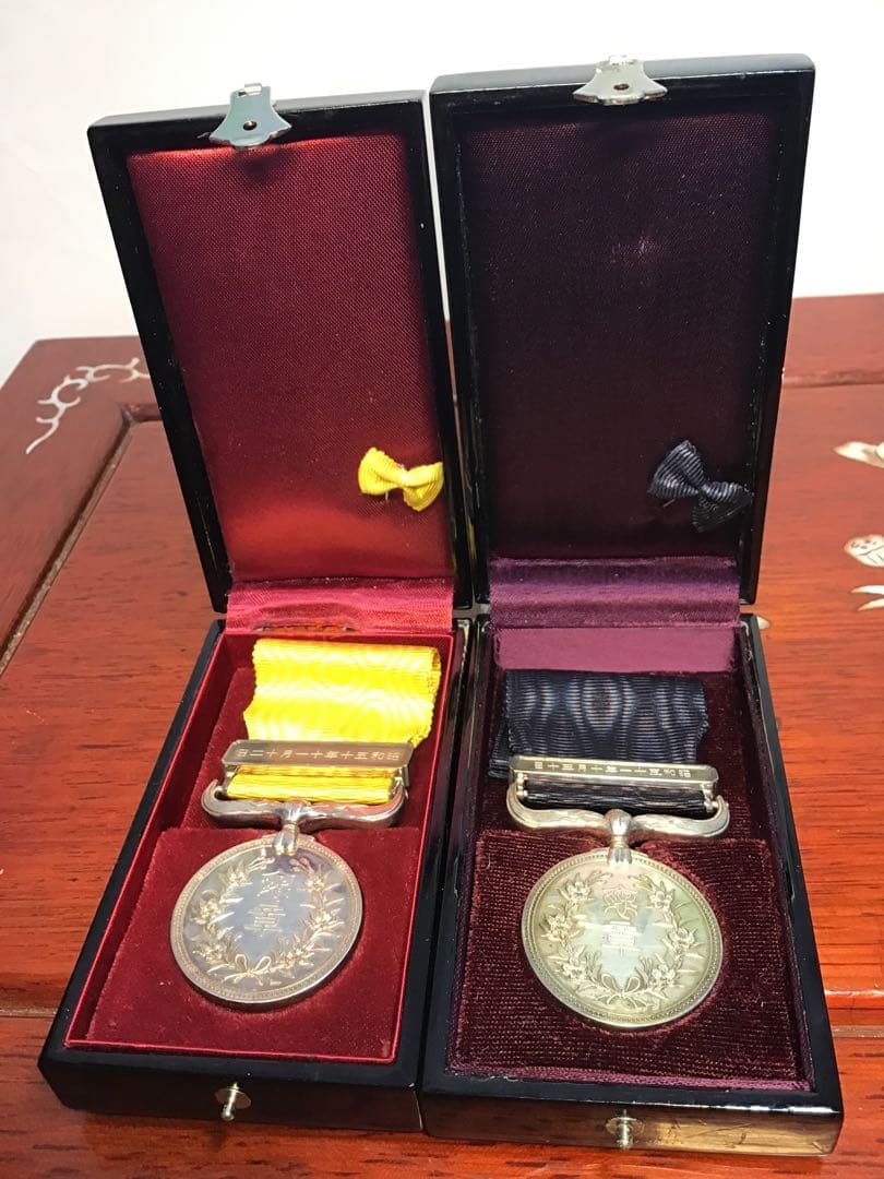 黄綬褒章 紺綬褒章 昭和53年 2点まとめ 勲章 記章 褒章 略綬 共箱 当時物 Yahoo!オークション -「黄綬褒章」(勲章) (徽章)の落札相場・落札価格