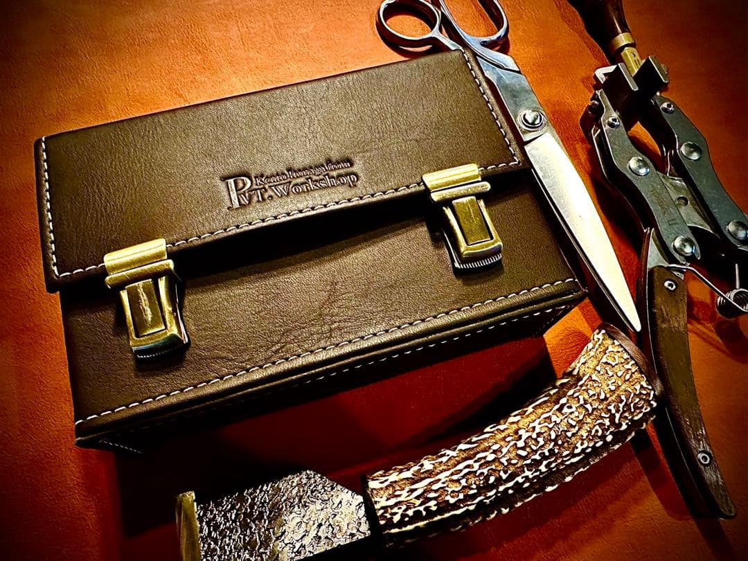 月末SALE！Pvt.Workshop極 本革デッキケース ダークブラウン - メルカリ