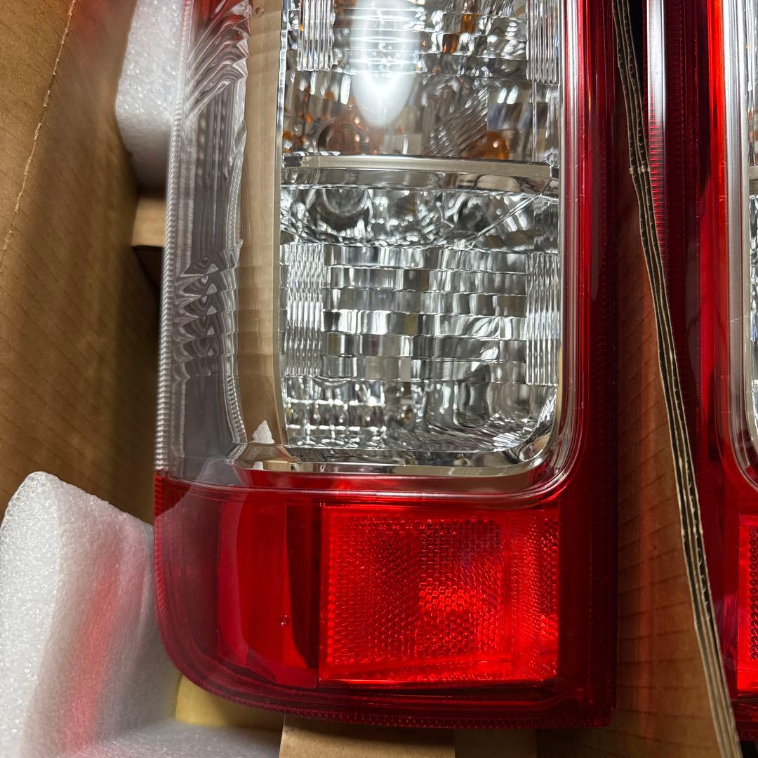 200系 ハイエース 純正テールランプ 8型 新車外し - メルカリ