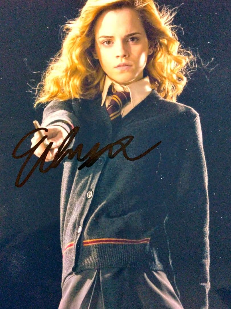 セール中…エマ・ワトソン直筆サイン入り超大型写真… - メルカリ