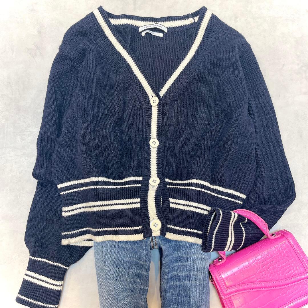 美品◇フォクシー ロゴ入りニットカーディガン ショート丈◇ネイビー