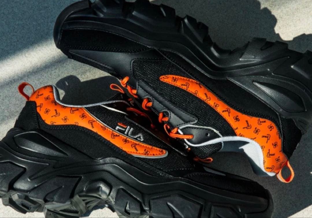 優里 FILA コラボスニーカー ブラック/オレンジ 29cm - メルカリ
