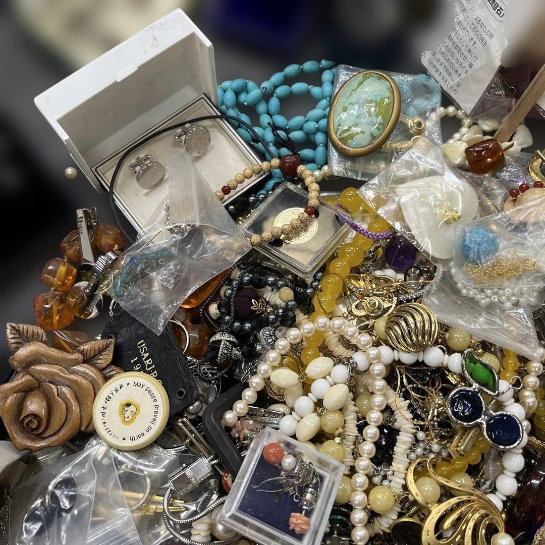 アクセサリー イヤリングネックレスなど まとめ売り 9kgぐらい 現状品