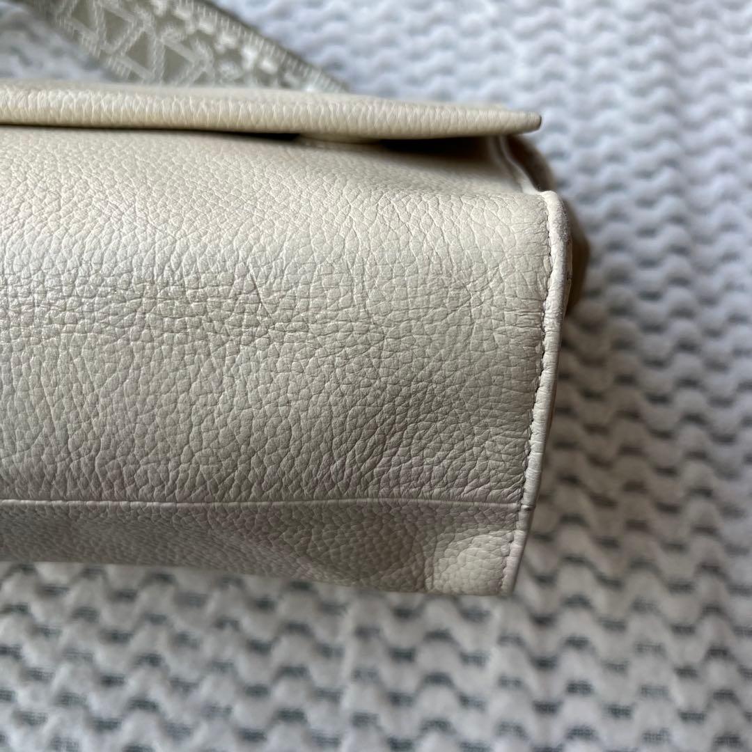 販売終了品 イアパピヨネ 《本革》柄ワイドテープショルダーバッグ ホワイト