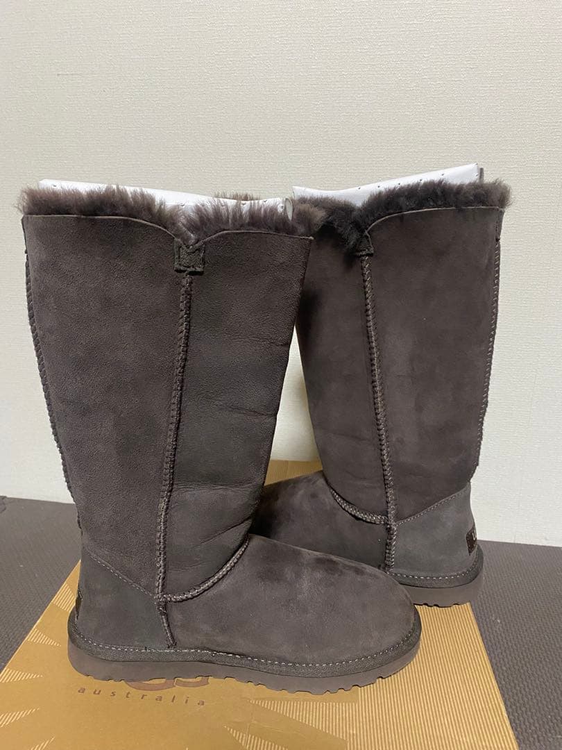 UGG アグ ムートンブーツ ロング ベイリーボタン トリプレット - メルカリ