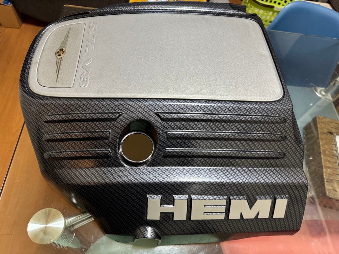 HEMI 5.7L V8 エンジンカバー